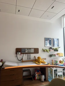 Uzm. Dr. İrem Oral Çocuk Muayene Odası — modern ekipman ve çocuk dostu oyuncak köşesi