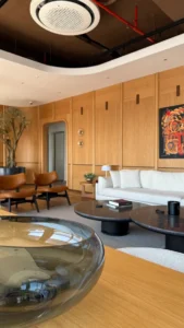 Uzm. Dr. İrem Oral kliniğinde ferah bekleme salonu – şık koltuklar, sehpa ve duvar panelleriyle dizayn edilmiş modern alan