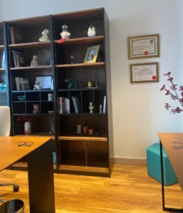 Uzm. Dr. İrem Oral muayenehanesi – uzmanlık belgeleri ve kitaplar